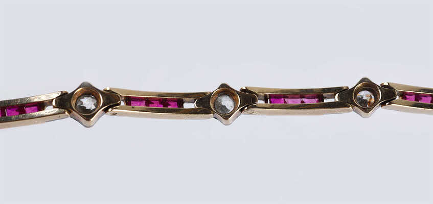 Браслет из золота (по клейму 56), общим весом 11,91 грамма, содержит вставки из бриллиантов и рубинов